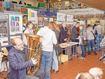 So sah es bei der Familienmesse im vergangenen Jahr aus. Auch f&uuml;r den morgigen Samstag werden wieder viele Besucher in den Graf-Stauffenberg-Schulen erwartet.  Foto: Presserstelle Stadt Bamberg