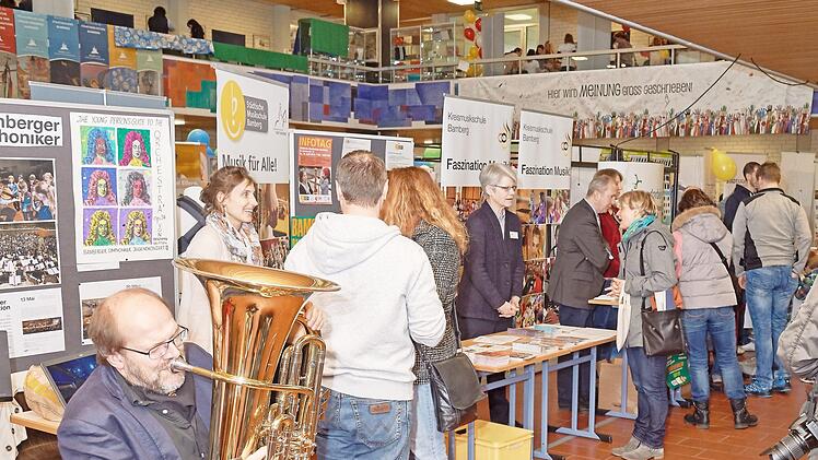 So sah es bei der Familienmesse im vergangenen Jahr aus. Auch f&uuml;r den morgigen Samstag werden wieder viele Besucher in den Graf-Stauffenberg-Schulen erwartet.  Foto: Presserstelle Stadt Bamberg