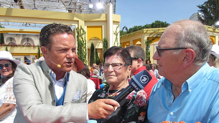 Überraschung: Stefan Mross bittet Waltraud Hauck und Wolfgang Zimmermann auf die Bühne.  Foto: Dieter Markl