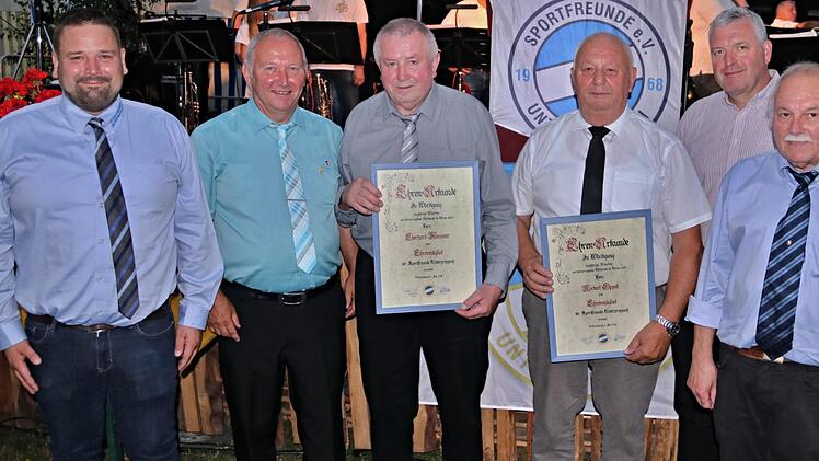 Eberhard Meissner und Norbert Oppelt (Dritter und Vierter von links) wurden zu Ehrenmitgliedern der Sportfreunde Unterpreppach ernannt. Ihnen gratulierten (von links) Vorsitzender Dominik Präger, Schirmherr Werner Riegel sowie (von rechts) Ehrenamtsbeauftragter Alfred Heinemann und Bürgermeister Jürgen Hennemann.Helmut Will