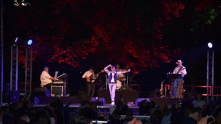 Uli Scherbel brachte mit der Pavel-Sandorf-Band einen viel umjubelten                                 Auftritt auf die B&uuml;hne.
