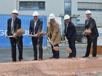 Die ersten Spatenstiche sind symbolisch (von links): Wirtschaftsförderer des Landkreises Martin Schmitz,Frank Rebhan, Matthias Dietz, Sebastian Straubel und Andreas Truckenbrodt.Rainer Lutz