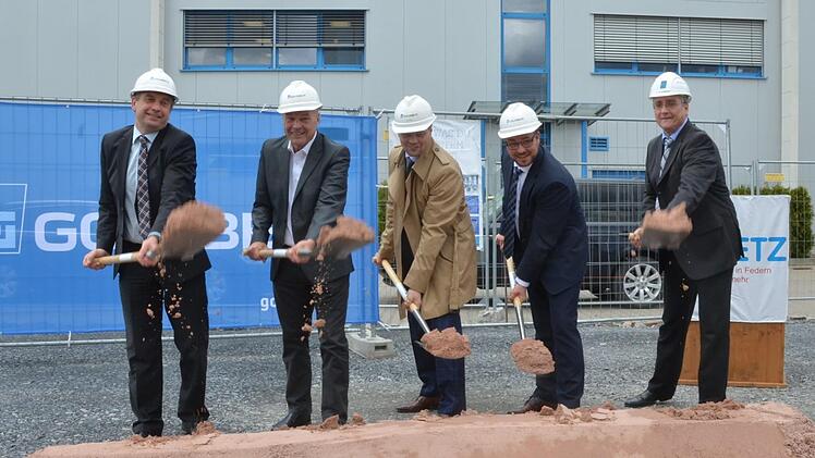 Die ersten Spatenstiche sind symbolisch (von links): Wirtschaftsförderer des Landkreises Martin Schmitz,Frank Rebhan, Matthias Dietz, Sebastian Straubel und Andreas Truckenbrodt.Rainer Lutz