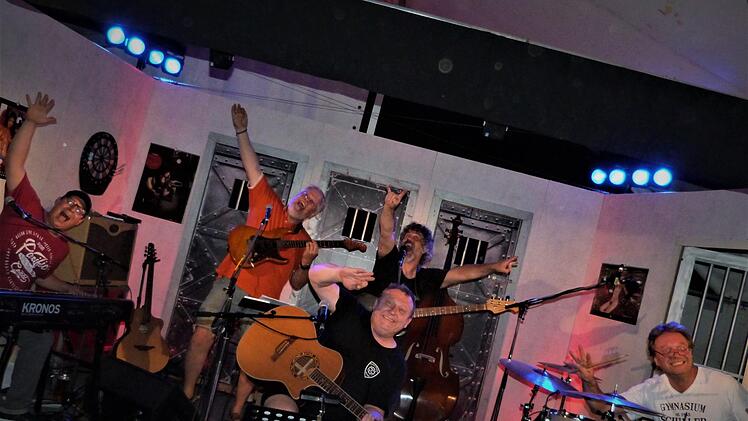 Waldschrat gibt es schon seit 40 Jahren - und die Band hat immer noch Spaß beim Musik machen. Foto: Werner Reißaus