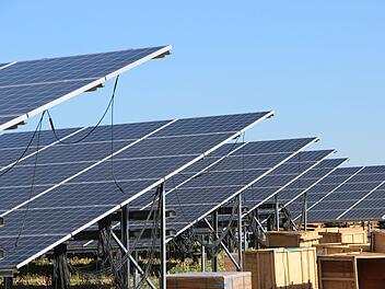 Noch läuft der Aufbau des neuen Solarparks bei Poppenlauer. Spätestens zum Jahresende soll die Anlage Ökostrom produzieren.Heike Beudert