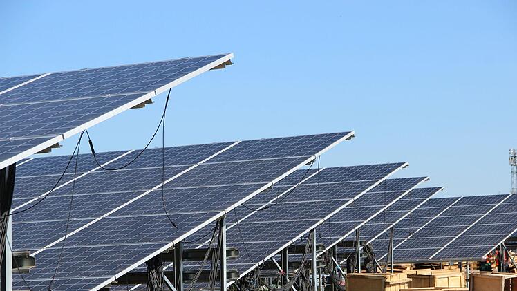 Noch läuft der Aufbau des neuen Solarparks bei Poppenlauer. Spätestens zum Jahresende soll die Anlage Ökostrom produzieren.Heike Beudert