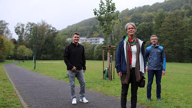 Eva Reichert-Nelkenstock, Referentin f&uuml;r Natur und Umwelt des Stadtrats, st&ouml;&szlig;t eine Baumspende-Aktion an. B&uuml;rgermeister Jochen Vogel (rechts) und Jonathan Kirchner, der das Referat f&uuml;r Au&szlig;en- und Innenmarketing inne hat, unterst&uuml;tzen ihre Idee. Foto: Ulrike M&uuml;ller