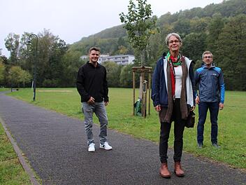 Eva Reichert-Nelkenstock, Referentin für Natur und Umwelt des Stadtrats, stößt eine Baumspende-Aktion an. Bürgermeister Jochen Vogel (rechts) und Jonathan Kirchner, der das Referat für Außen- und Innenmarketing inne hat, unterstützen ihre Idee. Foto: Ulrike Müller