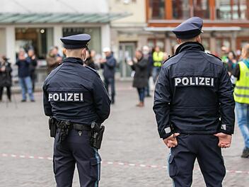 Zwei unterfränkische Polizisten bei einer Demonstration in Würzburg.  Foto: Silvia Gralla