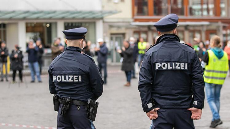 Zwei unterfränkische Polizisten bei einer Demonstration in Würzburg.  Foto: Silvia Gralla