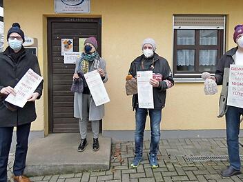 Finanzielle Unterstützung für das Frauenhaus, Bommelmützen für die Verkaufsprofis aus den Rathäusern: Eine vorbildliche Spendenaktion startete die Bäckerinnung Kulmbach in Zusammenarbeit mit dem Förderverein für regional hergestellte Lebensmittel. Im Bild (von links) der Guttenberger Bürgermeister Philip Laaber, Christa Bialas-Müller vom Frauenhaus Bayreuth, Bäckermeister Fritz Dumler und der Obermeister der Bäckerinnung Kulmbach, Ralf Groß Foto: Dagmar Dietrich