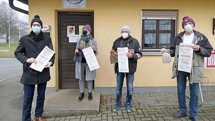 Finanzielle Unterstützung für das Frauenhaus, Bommelmützen für die Verkaufsprofis aus den Rathäusern: Eine vorbildliche Spendenaktion startete die Bäckerinnung Kulmbach in Zusammenarbeit mit dem Förderverein für regional hergestellte Lebensmittel. Im Bild (von links) der Guttenberger Bürgermeister Philip Laaber, Christa Bialas-Müller vom Frauenhaus Bayreuth, Bäckermeister Fritz Dumler und der Obermeister der Bäckerinnung Kulmbach, Ralf Groß Foto: Dagmar Dietrich