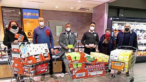 Marktleiter Anthony Seidl (Dritter von rechts) hat schon mal drei volle Einkaufswagen mit Lebensmitteln für die Kulmbacher Tafel bereitgestellt. Darüber freuen sich (von rechts) Detlef Kosow und Elfriede Höhn von der Tafel, Jörg Lausmann und Ferdinand Gräf von Round Table und Julia Fries.