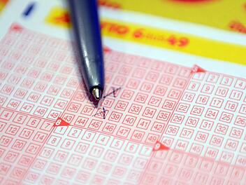 Riesen-Lottogewinn in Franken: Rentner findet "Millionen-Osternest"