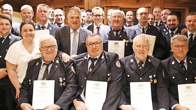 Eine gro&szlig;e Familie ist die Feuerwehr in Unterzaubach. Landrat Klaus Peter S&ouml;llner und B&uuml;rgermeister Roland Wolfrum (Bildmitte) konnten jetzt neun Aktive mit den staatlichen Ehrenzeichen in Gold und Silber auszeichnen.