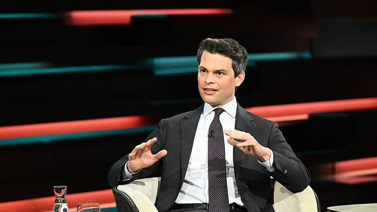 CDU-Politiker Christoph Ploß stellte sich am Mittwochabend der Kritik an seiner Partei und erklärte, das die Debatte in der Unionsfraktion "rein sachlich und inhaltlich" gewesen sei.