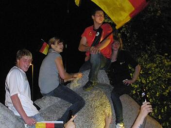 Bereits bei der WM 2010 wurde am Karpfenkreisel gefeiert, hier nach dem Sieg gegen Ghana. Damals lief es aber ohne Zwischenfälle ab. Foto: Archiv/Memmel