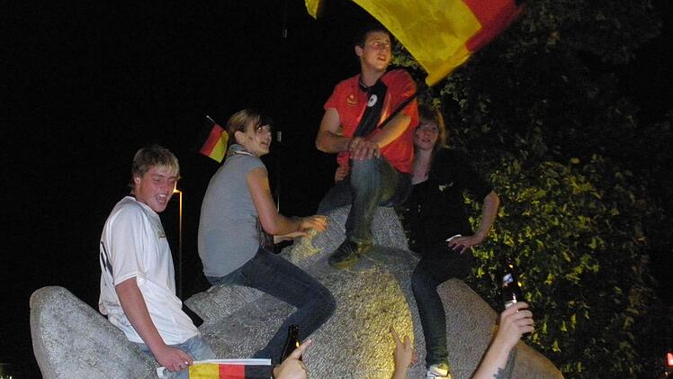 Bereits bei der WM 2010 wurde am Karpfenkreisel gefeiert, hier nach dem Sieg gegen Ghana. Damals lief es aber ohne Zwischenfälle ab. Foto: Archiv/Memmel