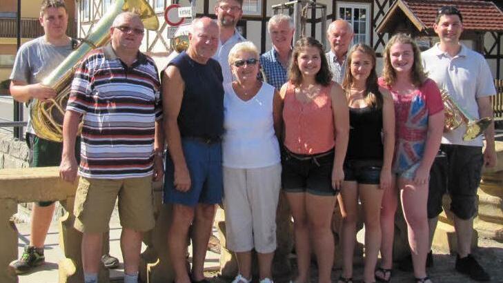Fast schon ein Familientreffen am Uetzinger Dorfplatz: vorne von links im Bild Hans Dinkel, Dietmar und Rosemarie Link mit Ingrid, Kelli und Birgit sowie Michael Bauernschmitt, hinten von links Lukas Grießer, Elmar Kerner, Georg Bauernschmitt und Josef Müller