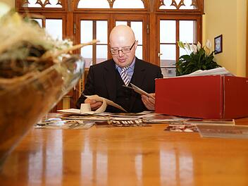 Dieter Densch durchstöbert die Andenken an die Paare, die bei ihm den Bund fürs Leben geschlossen haben. Foto: Arkadius Guzy