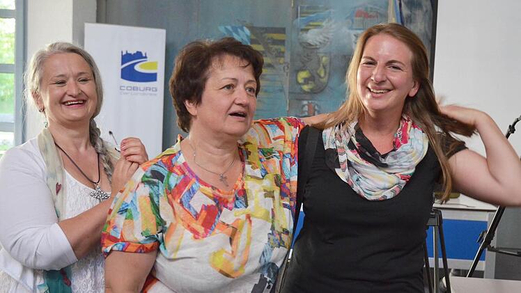 Die beiden Initiatorinnen des Bürgerbegehrens Heidi Rädlein (Mitte) und Simone Wohnig (rechts) freuen sich zusammen mit Angela Büchner über das deutliche Votum der Landkreiswähler für einen Austritt des Landkreises aus der Projektgesellschaft. Foto: Rainer Lutz