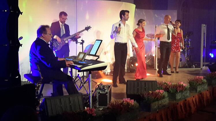 Die Musical-Show "Merci Udo" feierte im Staatsbad Bad Brückenau Deutschlandpremiere.  Foto: Rolf Pralle