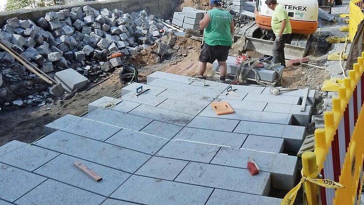 Die Granitplatten auf der Oberen Brücke sollen noch vor Ostern wieder herausgerissen werden. Erst 2016 waren sie verlegt worden.  Foto: MW