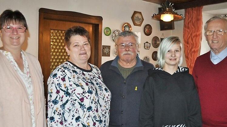 Andrea Werner (von links) ist vom Verein für Gartenbau und Landschaftspflege als Vorsitzende im Amt bestätigt worden, ebenso ihre Vertreterin Renate Heusinger. Mit auf dem Bild die Beiräte Rudi Krämer und Ina Werner sowie Kassenprüfer Hans Schilling.  Foto: Simon Albrecht