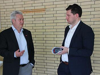 Der neue Präsident der Handwerkskammer für Oberfranken, Matthias Graßmann (links), und der Oberbürgermeister von Coburg, Dominik Sauerteig, trafen sich zu Gesprächen im Berufs- und Technologiezentrum am Hinteren Floßanger.