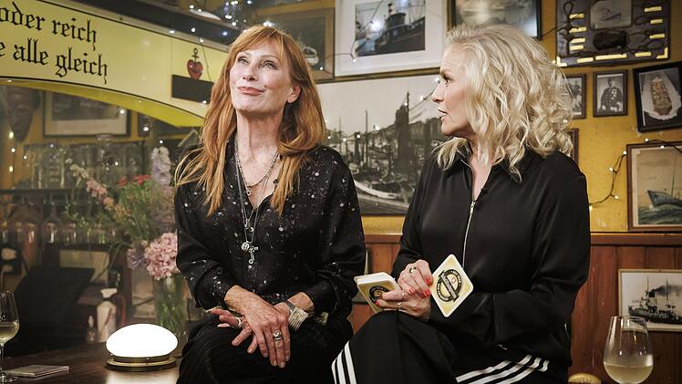 Andrea Sawatzki (links) verriet "Inas Nacht"-Gastgeberin Ina Müller, wie sie ihren späteren Ehemann kennenlernte.