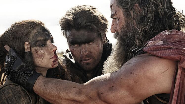 Warlord Dementus (Chris Hemsworth, rechts) kennt in seiner Machtgier keine Grenzen.