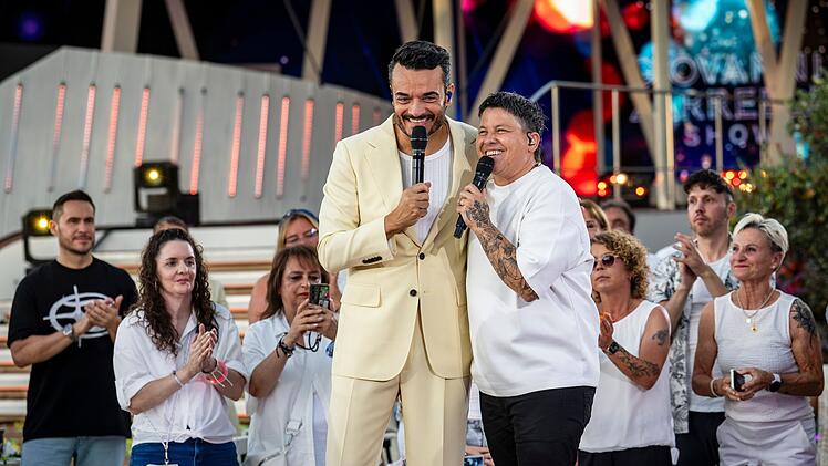 Man kennt sich, man mag sich: Giovanni Zarrella feiert bei der Jubil&auml;umsausgabe seiner Samstagabendshow mit Kerstin Ott, die in der Vergangenheit schon oft mit ihm auf der B&uuml;hne stand.