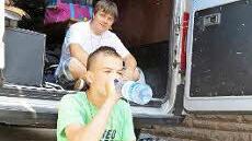 Ständiger Begleiter -nicht nur bei den Pausen: Wasserflaschen. Martin trinkt und Christian gönnt sich ein Päuschen.