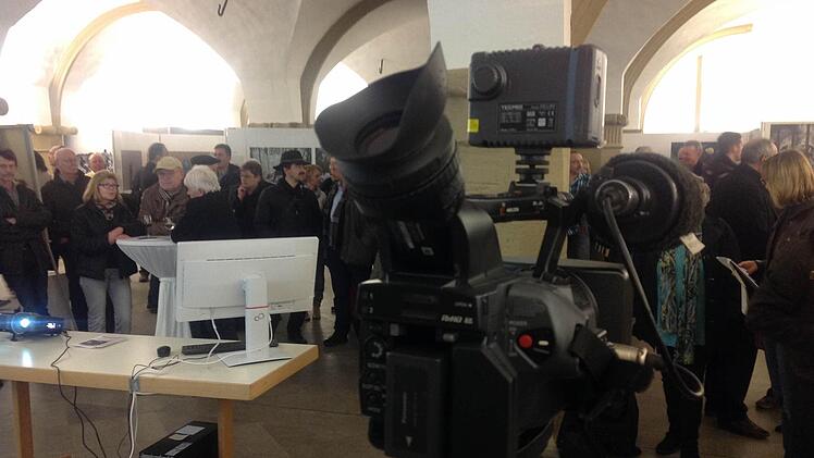 In der Rathaushalle verfolgen viele Bürger die aktuellen Schnellmeldungen aus den einzelnen Wahllokalen auf großer Leinwand.Foto: Diana Fuchs