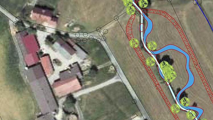 Der hell eingezeichnete, gerade Bachlauf vor der Renaturierung - in blauer Farbe das neue Bett der Trebgast beim Weiler Heidelmühle.