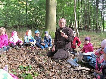 Naturcoach Joachim Russ führte die Schmetterlings-Gruppe des Kindergartens St. Oswald Baunach in den Wald und erklärte die Buche und ihren vielfältigen Nutzen.  Foto: nge