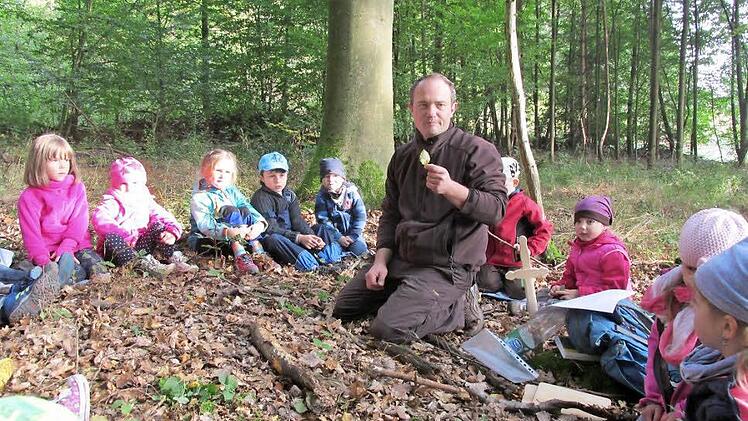 Naturcoach Joachim Russ führte die Schmetterlings-Gruppe des Kindergartens St. Oswald Baunach in den Wald und erklärte die Buche und ihren vielfältigen Nutzen.  Foto: nge