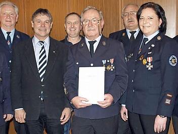 Ehrungen bei der Feuerwehr Steinwiesen. Hans Schneider (Vierter von rechts) wurde für 40 Jahre Dienstzeit mit dem staatlichen Ehrenzeichen in Gold geehrt, Günter Deuerling (rechts) für 40 Jahre Vereinszugehörigkeit ausgezeichnet. Weiter im Bild (von links) Manuel Schmidt (20 Jahre aktiv), Vorsitzender Bruno Beierlorzer, Bürgermeister und stellvertretender Landrat Gerhard Wunder, Mario Renk (20), Kreisbrandinspektor Hans-Ulrich Müller und Kommandantin Kerstin May Foto: Susanne Deuerling