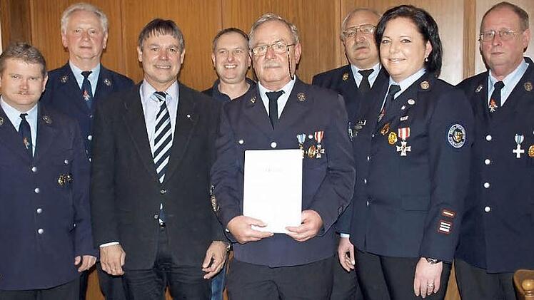 Ehrungen bei der Feuerwehr Steinwiesen. Hans Schneider (Vierter von rechts) wurde für 40 Jahre Dienstzeit mit dem staatlichen Ehrenzeichen in Gold geehrt, Günter Deuerling (rechts) für 40 Jahre Vereinszugehörigkeit ausgezeichnet. Weiter im Bild (von links) Manuel Schmidt (20 Jahre aktiv), Vorsitzender Bruno Beierlorzer, Bürgermeister und stellvertretender Landrat Gerhard Wunder, Mario Renk (20), Kreisbrandinspektor Hans-Ulrich Müller und Kommandantin Kerstin May Foto: Susanne Deuerling