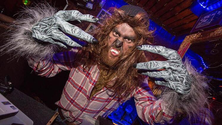 Im spektakulärsten Outfit präsentierte sich wohl DJ HiJinXX bei den "Paunchy Cats" mit Gruselmaske und Vampirzähnen. Foto: Klaus Gagel