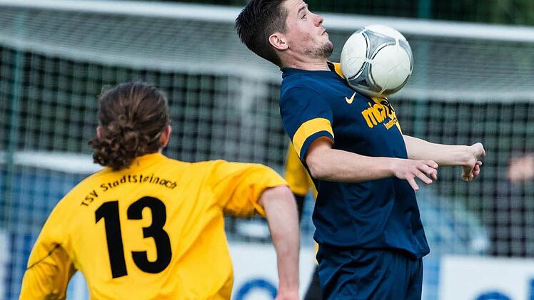 Bastian Müller (rechts) will mit dem FC Kupferberg dem TSV Stadtsteinach (links Abbas Aydinli) in die Kreisliga folgen. Dazu müssen aber die Bergstädter