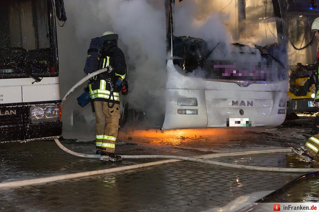 Erste Bilder: Mehrere Busse stehen in Vollbrand