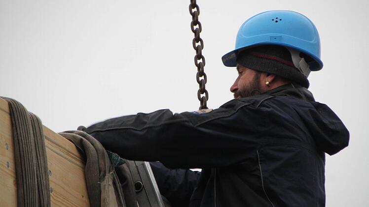 Ohne Sicherung geht gar nichts: Gütner Spindler arbeitet genau. Foto: Ulrike Müller