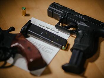 Immer mehr Menschen im Landkreis fürchten um ihre Sicherheit - nicht zuletzt seit den Ausschreitungen in Köln in der Silvesternacht. Deshalb besorgen sich jetzt viele eine Waffe. Symbolbild: Oliver Killig/dpa