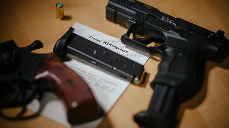 Immer mehr Menschen im Landkreis fürchten um ihre Sicherheit - nicht zuletzt seit den Ausschreitungen in Köln in der Silvesternacht. Deshalb besorgen sich jetzt viele eine Waffe. Symbolbild: Oliver Killig/dpa