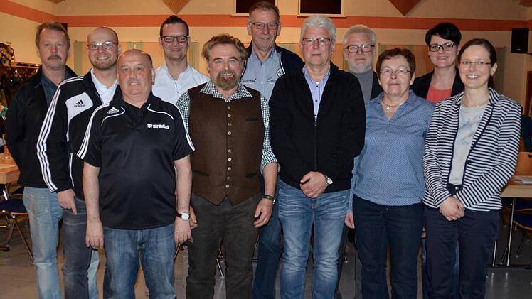 Ehrungen gab es für ihre 50- beziehungsweise 25-jährige Mitgliedschaft beim TSV Wollbach: (von links) Albrecht Schmitt, Johannes Schuhmann, Gerhard Kirchner, Sebastian Metz, Erich Metz, Harald Höchemer, Harald Blasek, Wolfgang Faber, Gudrun Schmitt, Marie-Theres Reuß und Aileen Keßler. Es fehlen Josef Albert, Verena Bömmel, Nicole Knispel, Markus Markard, Dieter Rottenberger, Georg Rottenberger und Willi Marker. Foto: Karin Kupka-Hahn