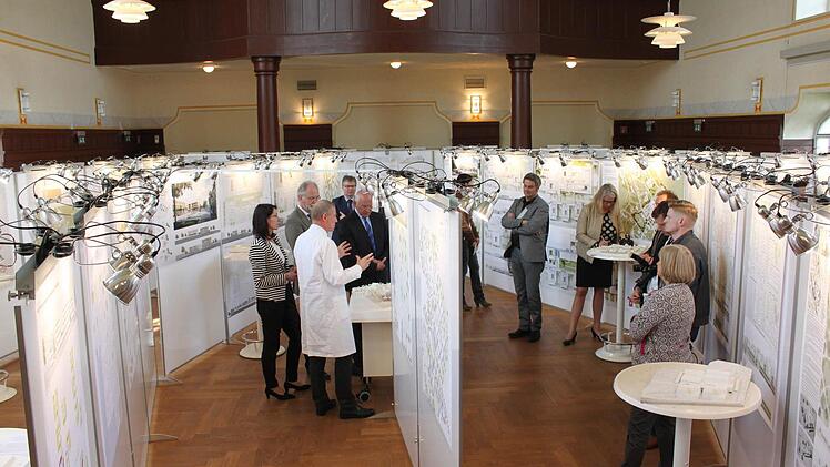 Im Festsaal des Klinikums wurden die Ergebnisse des Architektenwettbewerbs präsentiert.