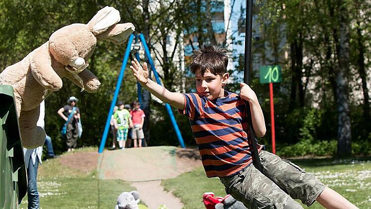 Großes Abschlussfest für Neustadt und seine Kinder: das Piratenfest im Freitzeitpark lockte am Sonntag unzählige Familien an. Foto: Albert Höchstädter