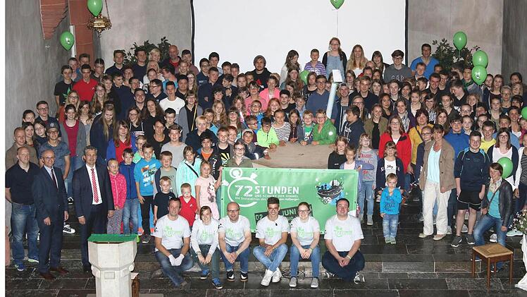 Prallgefüllter Altarraum: 72 Stunden lang werden Jugendliche aus dem gesamten Dekanat in elf Gruppen nun Projekte verwirklichen. Foto: Ralf Naumann