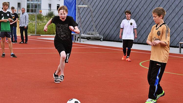 Mit ganzem Körpereinsatz trainiert Simon Ringer für das Landesschulsportfest den Schuss auf das Fußballtor. Foto: Gabi Arnold